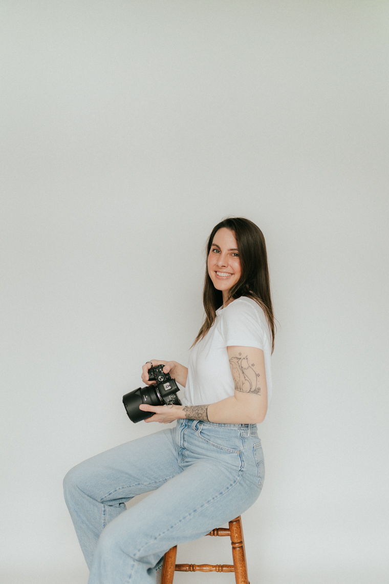 Photo of a lifestyle motherhood photographer in abbotsford